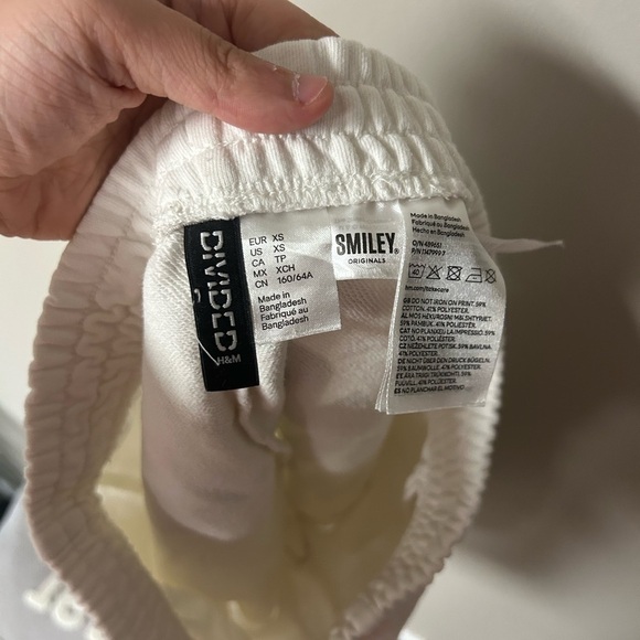 H&M White SMILEY Sweat Shorts - Picture 4 of 4